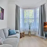 Onsitestays - Tranquil 2 Bedroom Apartment With Large Kitchen, Private Garden Near Wimbledon Station