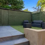 Onsitestays - Tranquil 2 Bedroom Apartment With Large Kitchen, Private Garden Near Wimbledon Station