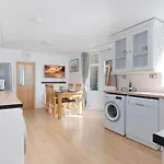 Onsitestays - Tranquil 2 Bedroom Apartment With Large Kitchen, Private Garden Near Wimbledon Station