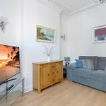 Onsitestays - Tranquil 2 Bedroom Apartment With Large Kitchen, Private Garden Near Wimbledon Station