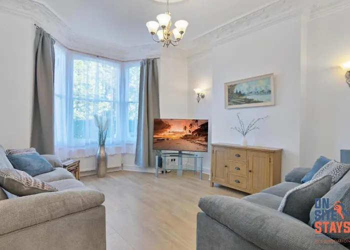 Onsitestays - Tranquil 2 Bedroom Apartment With Large Kitchen, Private Garden Near Wimbledon Station