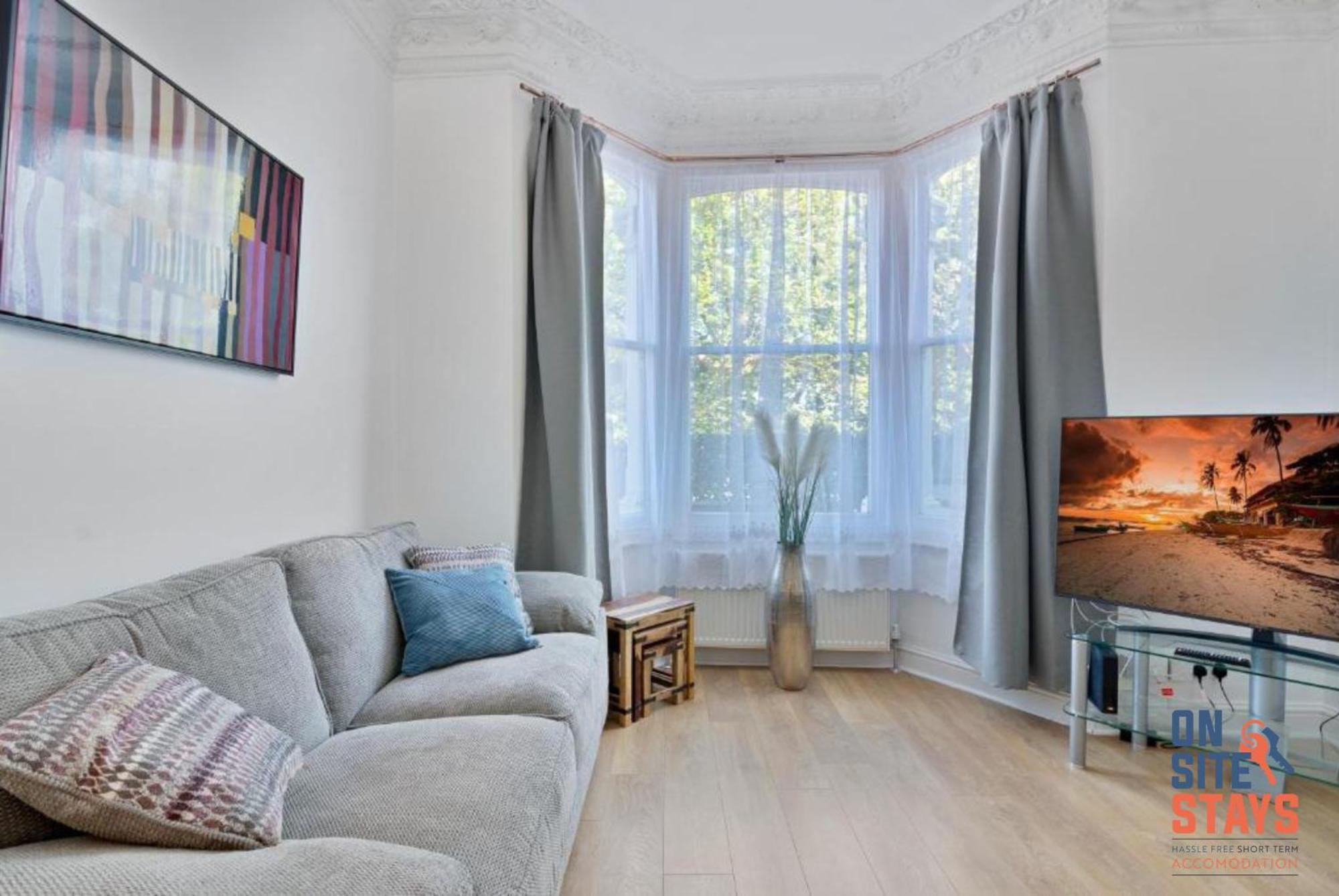 Onsitestays - Tranquil 2 Bedroom With Large Kitchen, Private Garden Near Wimbledon Station Appartamento