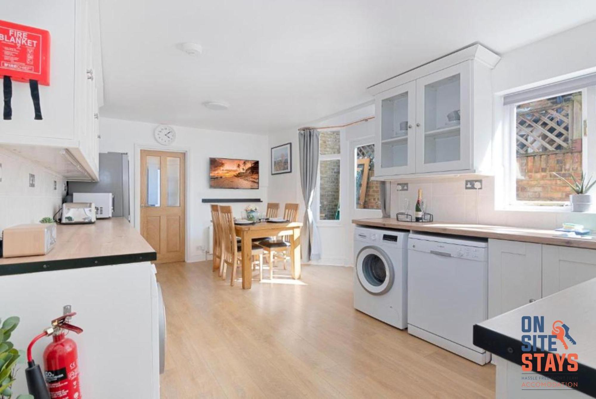 Onsitestays - Tranquil 2 Bedroom With Large Kitchen, Private Garden Near Wimbledon Station Apartament *