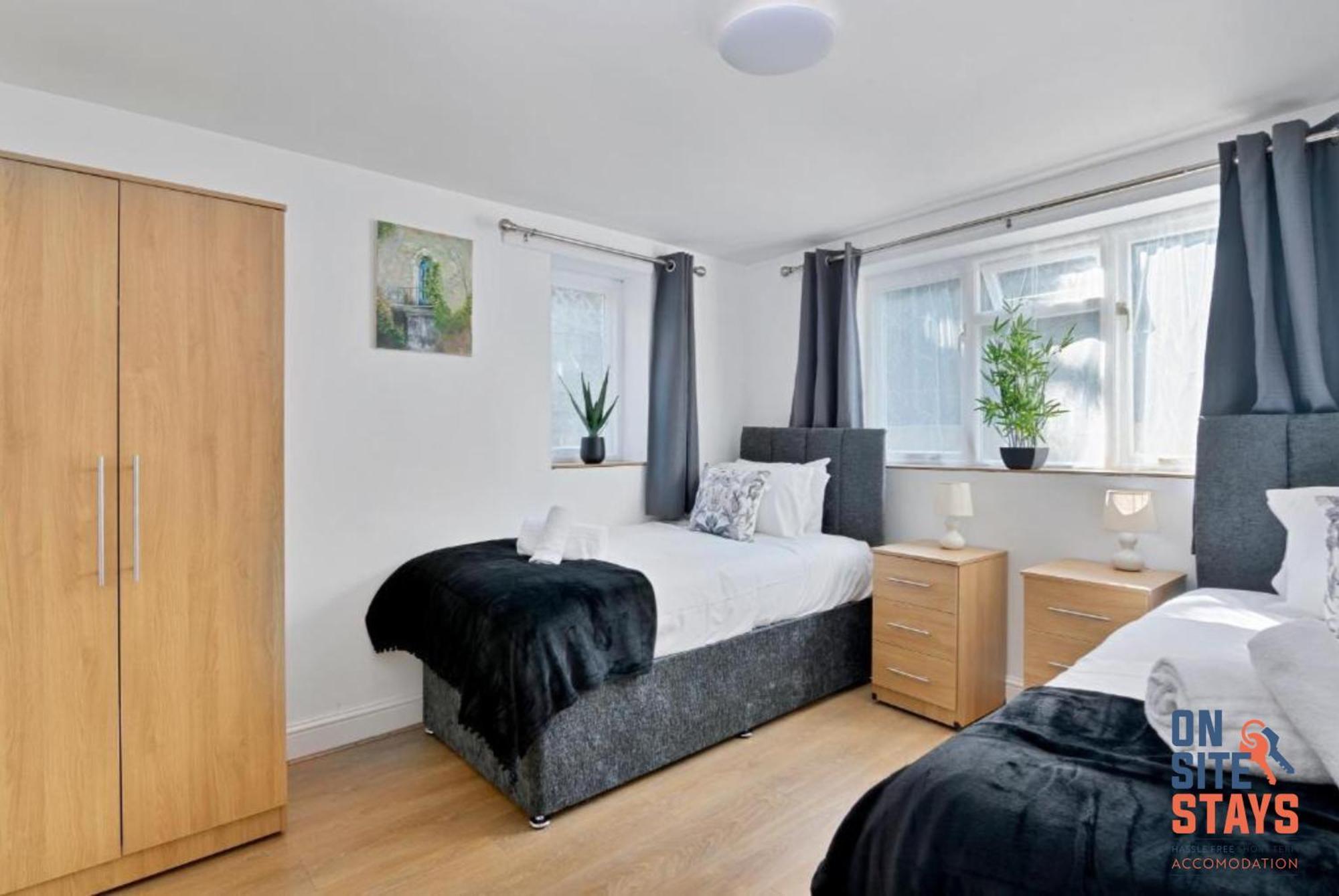 Onsitestays - Tranquil 2 Bedroom With Large Kitchen, Private Garden Near Wimbledon Station Londra
