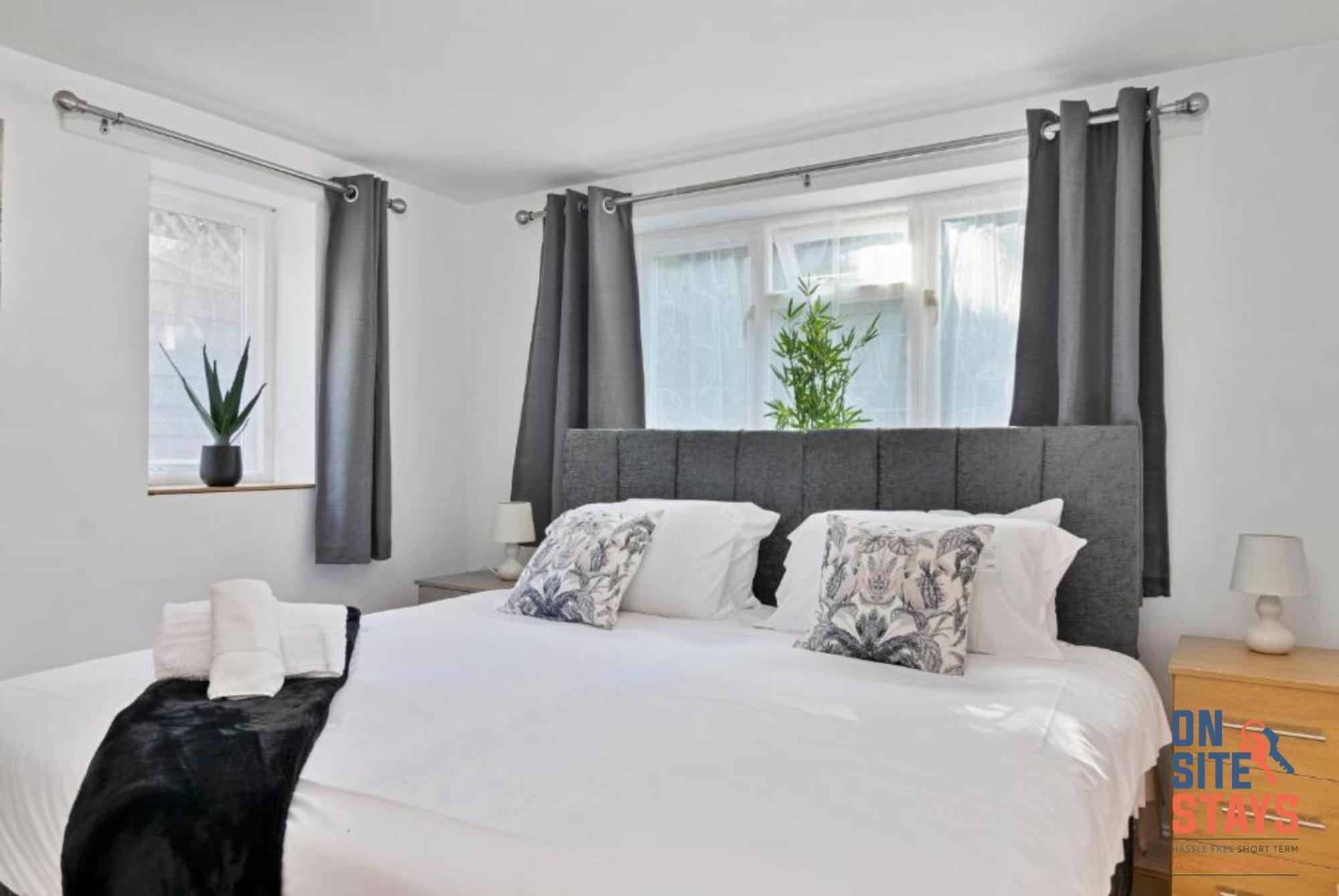 Onsitestays - Tranquil 2 Bedroom With Large Kitchen, Private Garden Near Wimbledon Station Londra