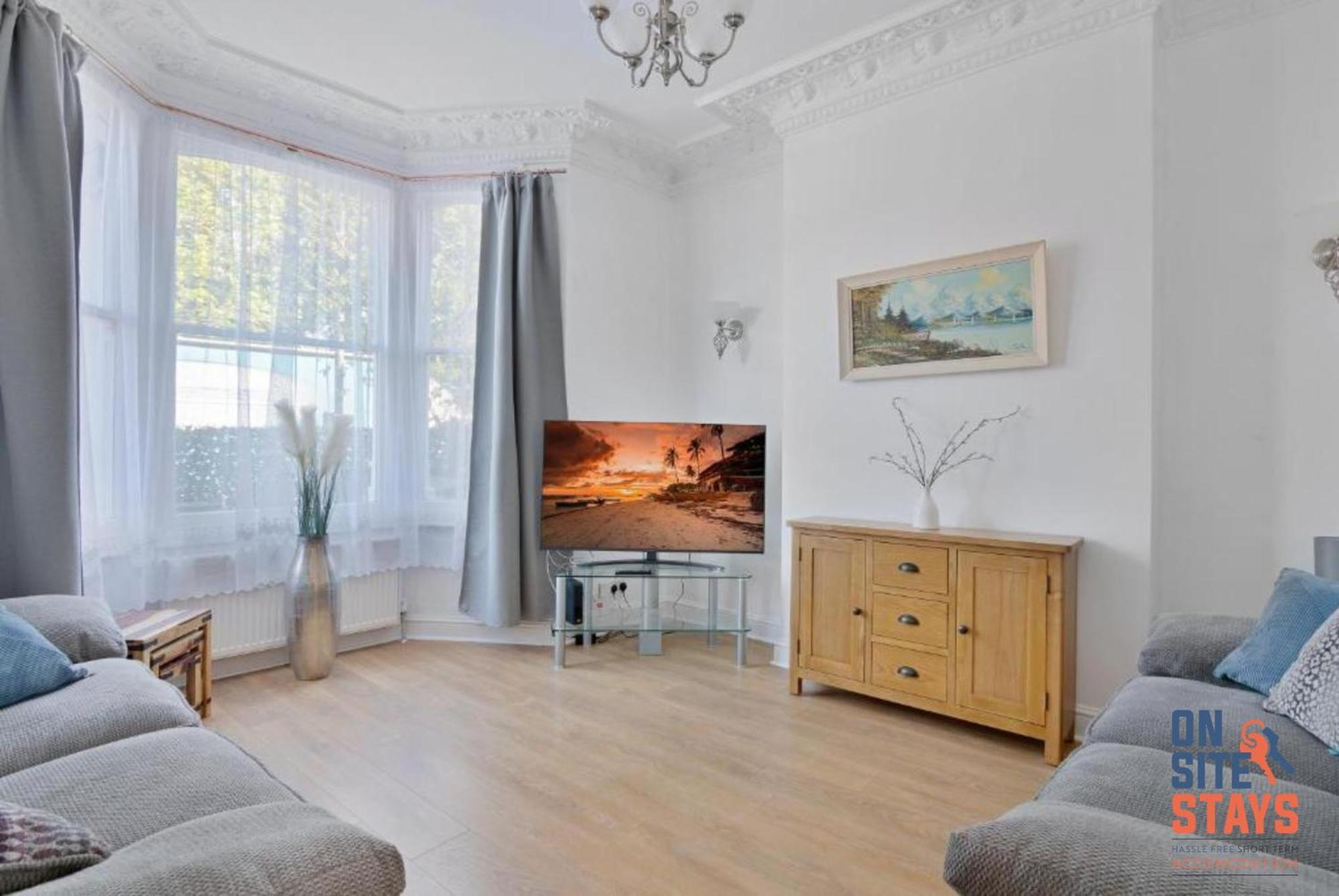 Onsitestays - Tranquil 2 Bedroom With Large Kitchen, Private Garden Near Wimbledon Station *