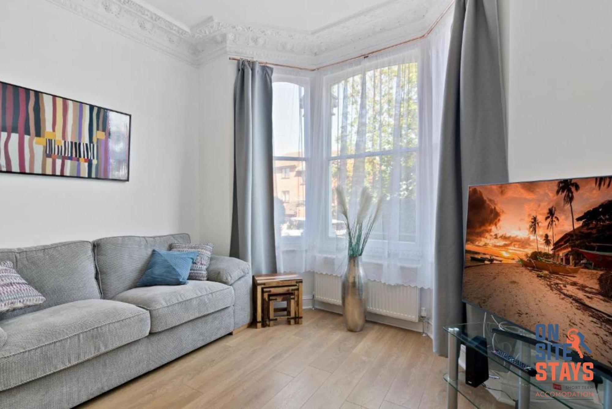 Onsitestays - Tranquil 2 Bedroom With Large Kitchen, Private Garden Near Wimbledon Station *