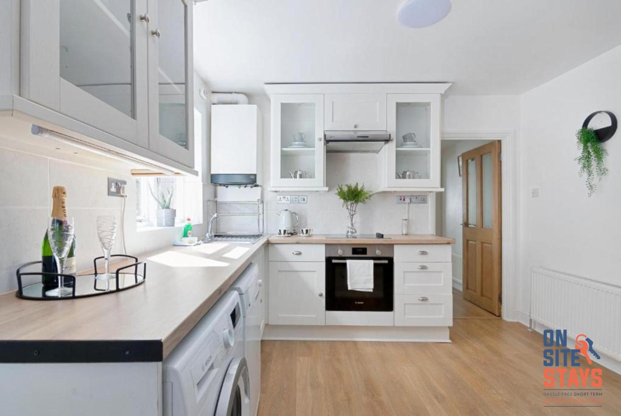 Apartament Onsitestays - Tranquil 2 Bedroom With Large Kitchen, Private Garden Near Wimbledon Station Londra