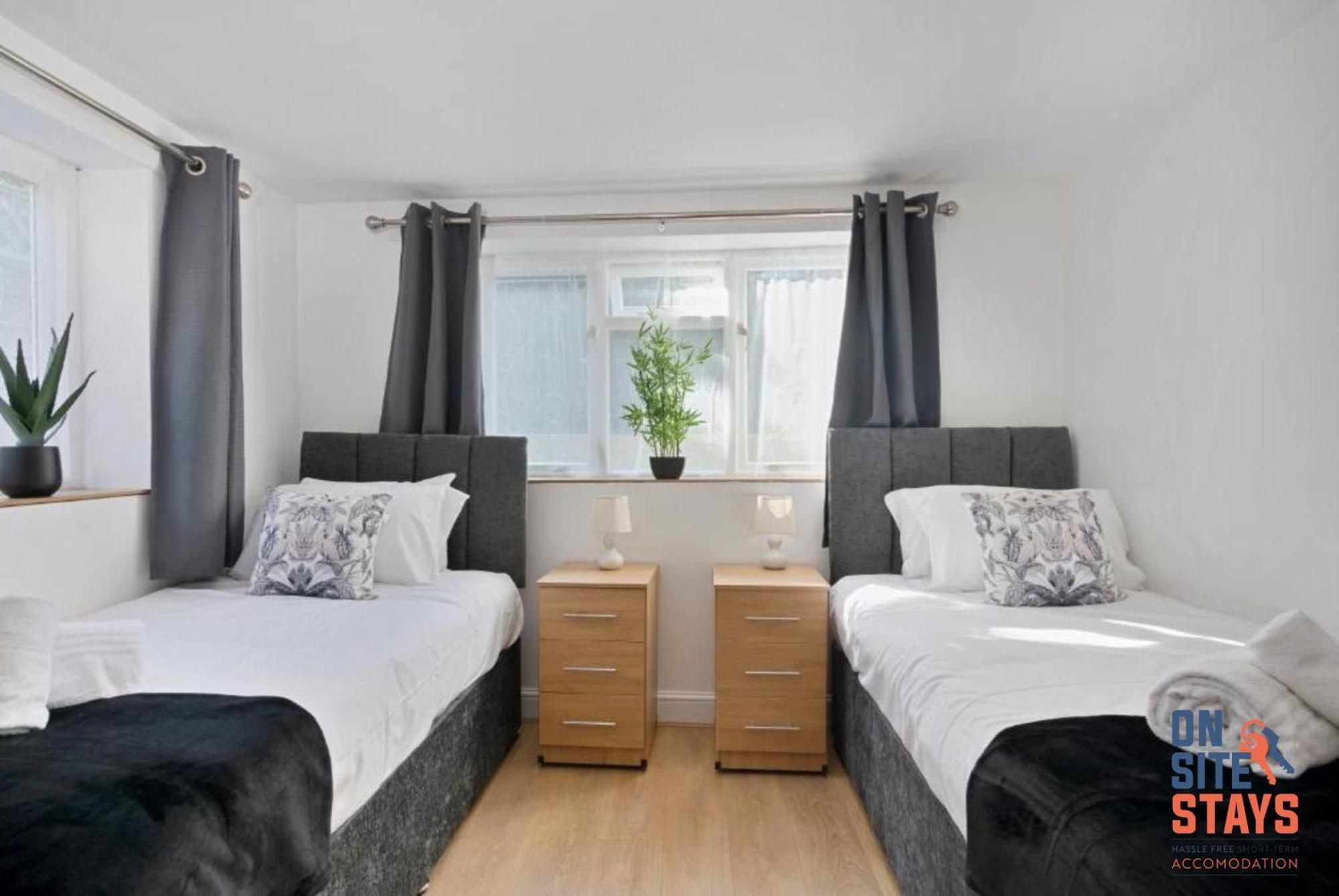 Onsitestays - Tranquil 2 Bedroom With Large Kitchen, Private Garden Near Wimbledon Station * Londra