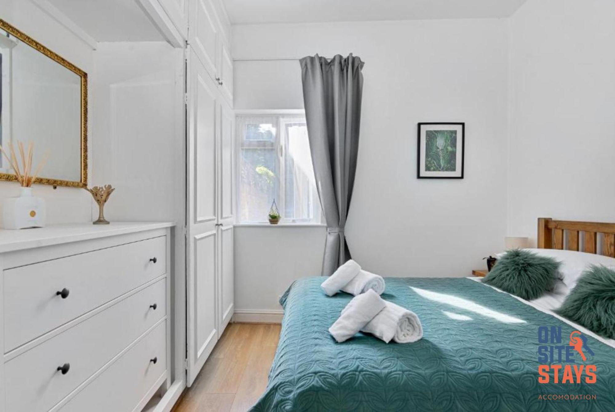 Onsitestays - Tranquil 2 Bedroom With Large Kitchen, Private Garden Near Wimbledon Station Appartamento Londra