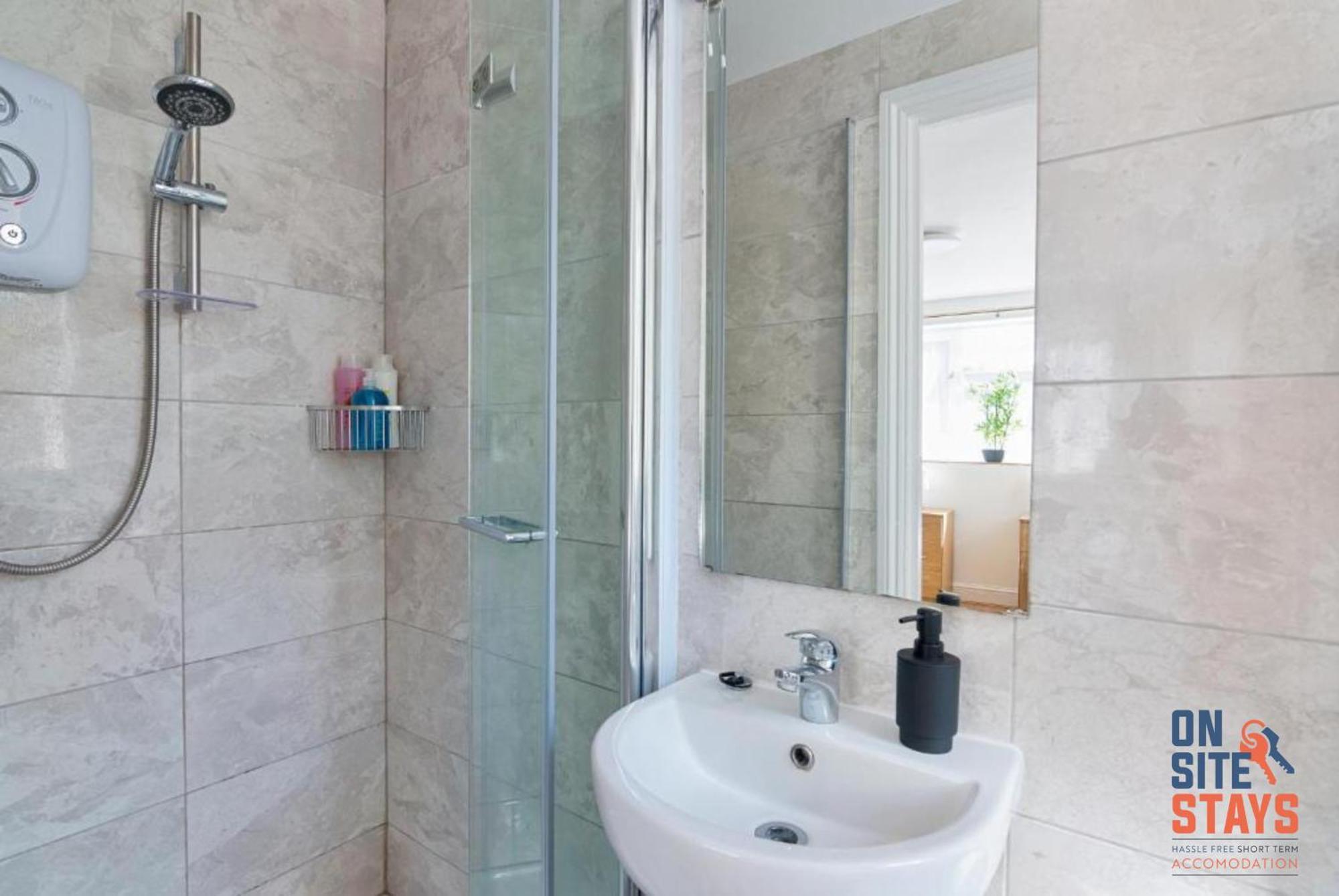 Onsitestays - Tranquil 2 Bedroom With Large Kitchen, Private Garden Near Wimbledon Station Appartamento Londra